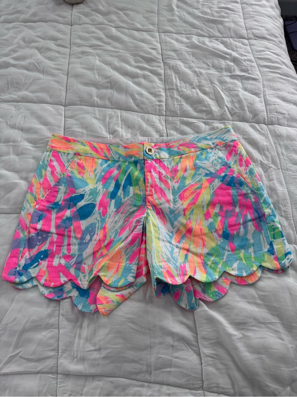 Lilly Pulitzer Scallop-Hem Shorts in Sparkling Sands